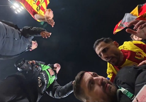 Zarzuty dla pseudokibica, który rzucił butelką w Michała Siejaka