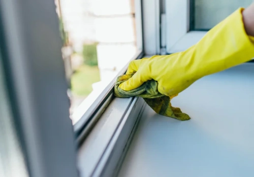 Rozmieszaj to z wodą i nałóż na ściereczkę. Żółte plamy z ram okiennych z PCV znikają bez szorowania