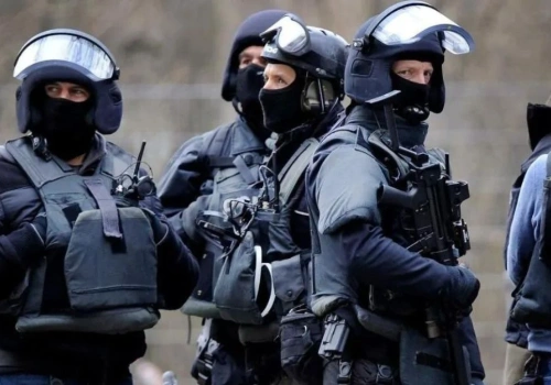 Ogromna akcja służb w Niemczech. 18-latek zabarykadował się z bronią i otworzył ogień do policji