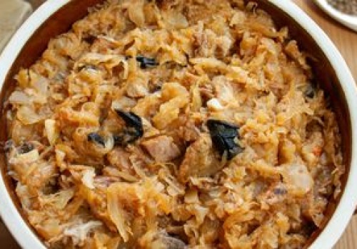 Wiele osób dodaje do bigosu. Później narzekają, że coś jest z daniem nie tak