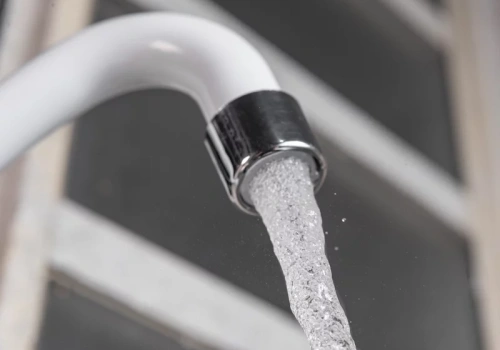 Nowe prawo o wodzie z kranu. Polska musi badać „wieczne chemikalia”