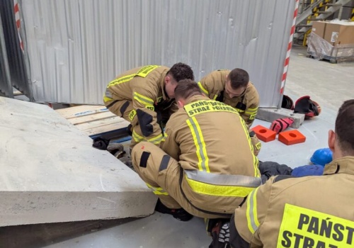 Mężczyzna przygnieciony przez betonowe płyty na terenie zakładu