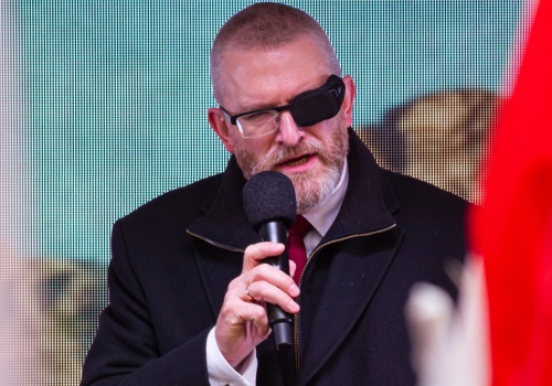 Nowy sondaż. KO na czele, wzrost poparcia dla partii Brauna