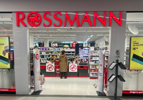 Rossmann sprzedaje limitowane kosmetyki za bezcen. Klienci muszą się spieszyć, ekspresowo znikają z półek