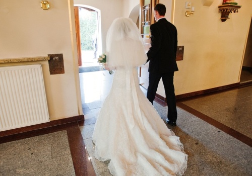 Wzięła ślub na zwolnieniu lekarskim. ZUS tylko na to czekał, ale finał sprawy zaskakuje