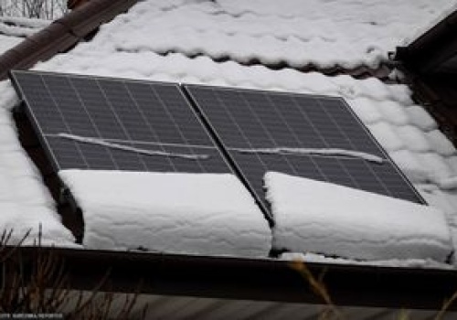 Fotowoltaika zimą. Eksperci radzą, co zrobić ze śniegiem