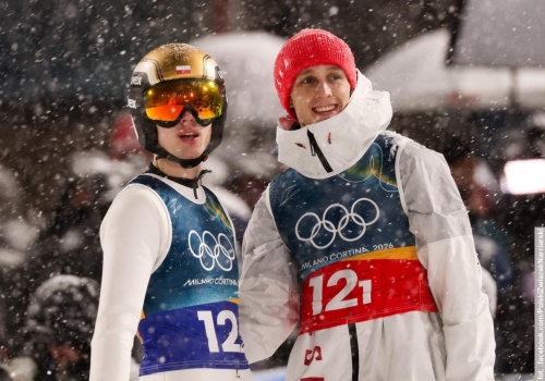 Polacy ze srebrem w skokach narciarskich! Fantastyczny występ Pawła Wąska i Kacpra Tomasiaka