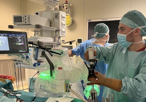 Nowy robot w Szpitalu Kopernika w Gdańsku. Ruszyły zrobotyzowane operacje kręgosłupa