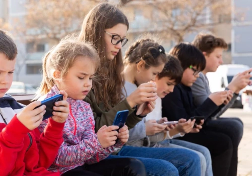 Internet nie dla dzieci? Większość Polaków chce nowych przepisów