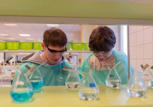 Uczniowie z regionu pracują w laboratoriach. To już VIII edycja warsztatów Collegium Medicum UMK