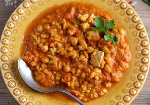 Wrzucam wszystko do garnka i chwilę gotuję. Pyszna, sycąca i rozgrzewająca zupa w 15 minut