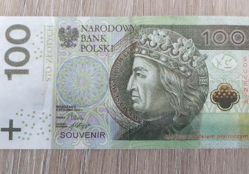 „Pamiątkowe” banknoty w sklepach. Policja ostrzega przed oszustami