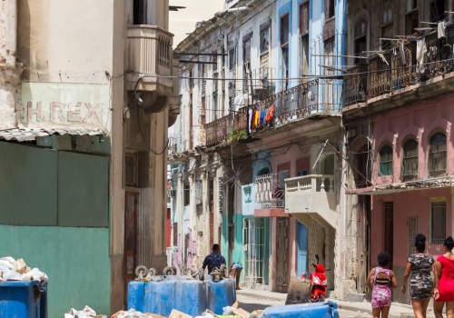 Szmaty, pudła, butelki. Hawana tonie w śmieciach przez kryzys