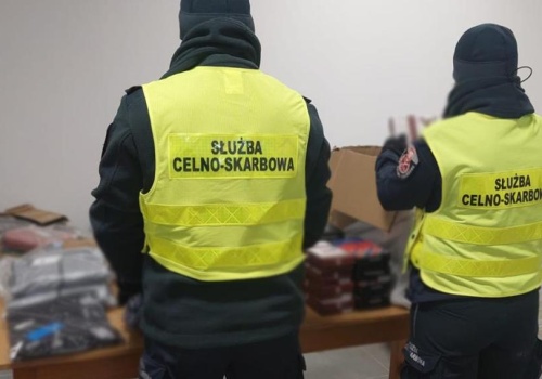 Podrobione markowe towary w sortowni przesyłek. KAS zabezpieczyła 10 tys. sztuk towaru