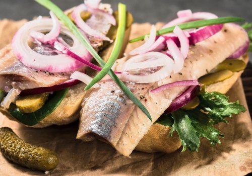 Śledź pod lupą! Czy jest zdrowy i ile ma kalorii? Sprawdź, czy warto go jeść i wypróbuj proste przepisy