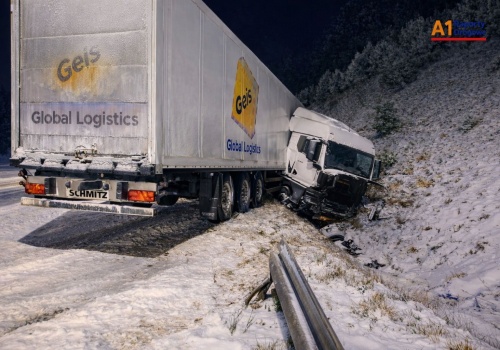 Ciężarówka w rowie na A1. Duże utrudnienia na autostradzie
