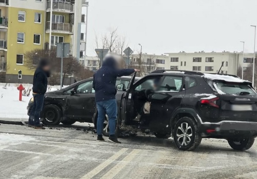 Lublin: zderzenie Dacii i Opla na skrzyżowaniu ul. Kazimierza Jagiellończyka z ul. Zygmunta Augusta