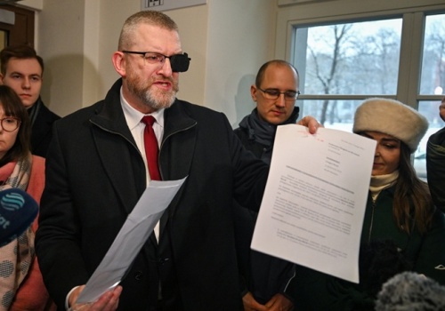 Grzegorz Braun stawił się w prokuraturze. Chodzi o „pozbawienie wolności” Gizeli Jagielskiej