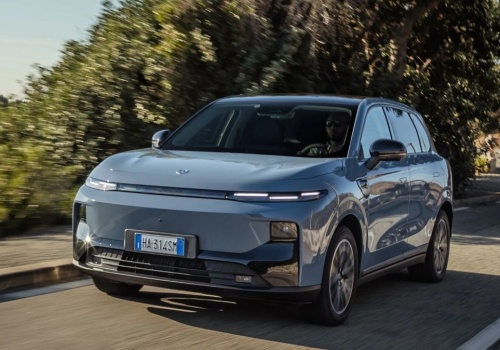 Leapmotor B10 Hybrid spala 2,6 l na 100 km. Potaniał o 10 tys. zł