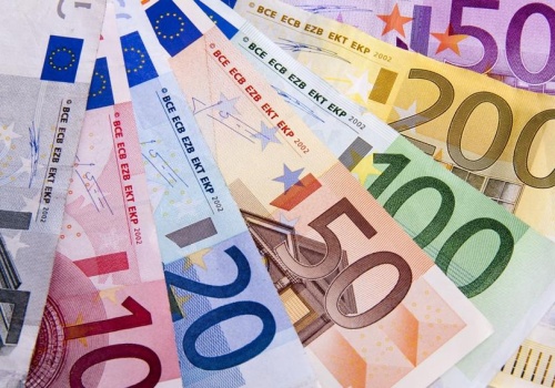 „Ryzyko wybicia” pozostaje ograniczone. Kurs euro ruszył w górę