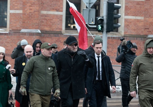 Przerażające powitanie Brauna przed prokuraturą. W tle gaśnice. 