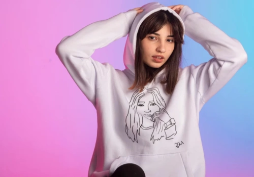 Nadruki na bluzach – na co zwrócić uwagę przy grubej tkaninie?