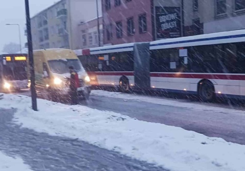 Pijani 14- latek i 16- latka wbiegli pod busa kuriera na ul. Grunwaldzkiej