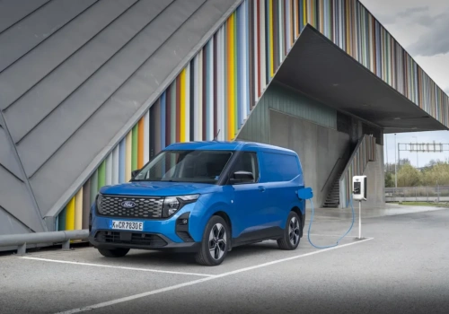 E-Transit Courier z większą baterią o …3 kWh i łącznością 5G
