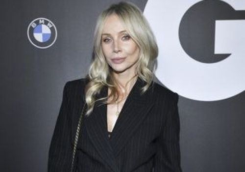 Ona już to nosi. Koszula z krawatowym akcentem wraca w wielkim stylu