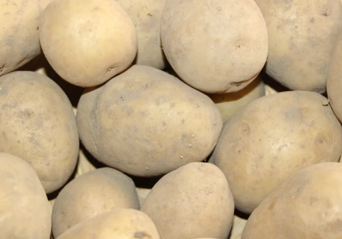 Owoce i warzywa oznakowane flagami