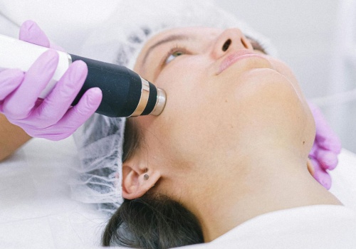 Te zabiegi estetyczne mieliby wykonywać wyłącznie lekarze. Branża beauty reaguje oburzeniem