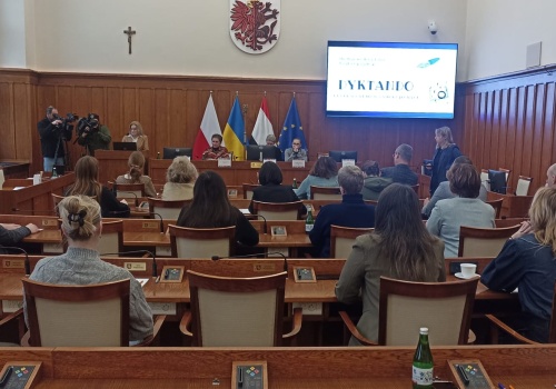 Dyktando według nowych zasad. Urzędnicy zmierzyli się w Toruniu z gramatyką i ortografią