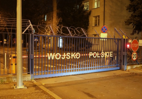 Wojsko i policja zakazują wjazdu na swoje parkingi chińskimi autami – ustaliła „Rzeczpospolita”