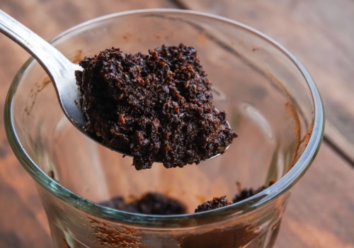 Pijesz kawę? Nie wyrzucaj fusów. Zimą zrobisz z nich użytek na posesji