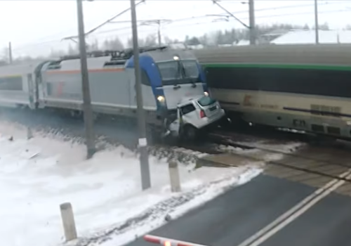 Dwa pociągi uderzyły w osobówkę. Jest nagranie!