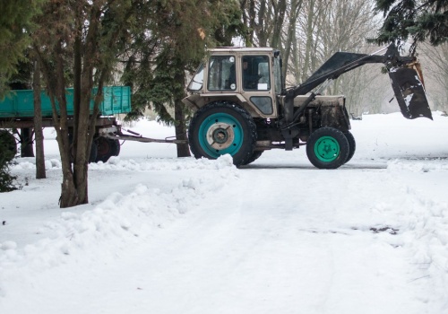 Kierowcy widząc tak jadący traktor powinni uciekać. Zagrożenie jest potężne