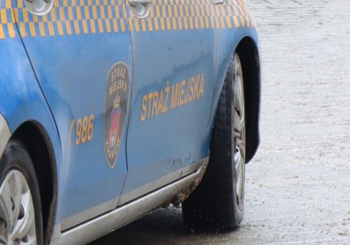 Nowa Huta: kierowca trafił do szpitala, senior został w aucie i potrzebował pomocy