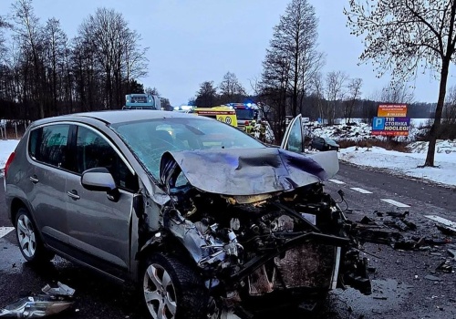 Dramatyczny wypadek na drodze krajowej. Trasa zablokowana w obu kierunkach. Są ranni