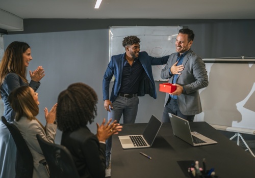 Onboarding nowego pracownika – co powinien zawierać idealny zestaw startowy (welcome pack)?