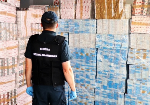 Korupcja celników na przejściu w Terespolu. Przez granicę przejechały miliony paczek papierosów