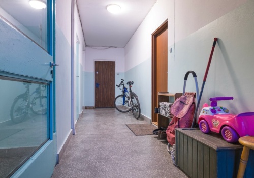 Uciążliwy problem na klatkach schodowych. Mandaty idą w tysiące złotych