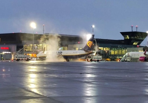 Nerwowe chwile na lotnisku w Balicach. Pasażerki wyprowadzono z samolotów