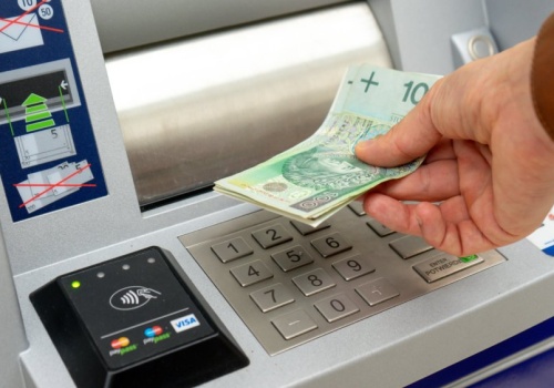 Nowe limity w bankomatach od 19 lutego. Więcej gotówki nie wypłacisz