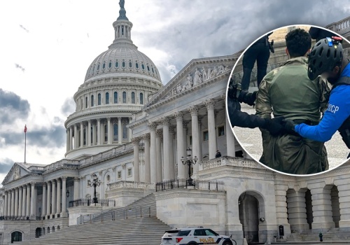 Dramatyczne sceny w Waszyngtonie. Nastolatek z bronią biegł w stronę Kapitolu