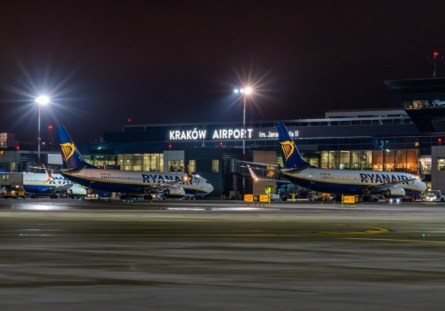 Rażące naruszenie zasad na lotnisku w Balicach. Przegrały ze zdrowym rozsądkiem