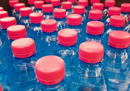 Zbadali wody mineralne z supermarketu. Połowa z toksycznymi 
