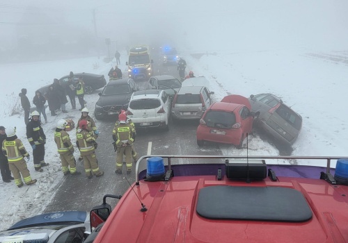 Zderzenie sześciu pojazdów w powiecie dąbrowskim