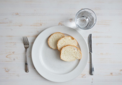 Tylko chleb i woda? Post ścisły jest obowiązkowy, ale nie dla wszystkich. Na czym polega i kto nie musi go przestrzegać?