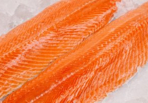 Smakuje i wygląda jak łosoś, ale jest tańszy. Ma dużo białka i nie chłonie toksyn jak inne ryby