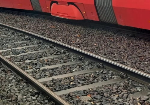 Mężczyzna wszedł prosto pod jadący tramwaj. Został uwięziony pod wagonem i oskalpowało mu nogę